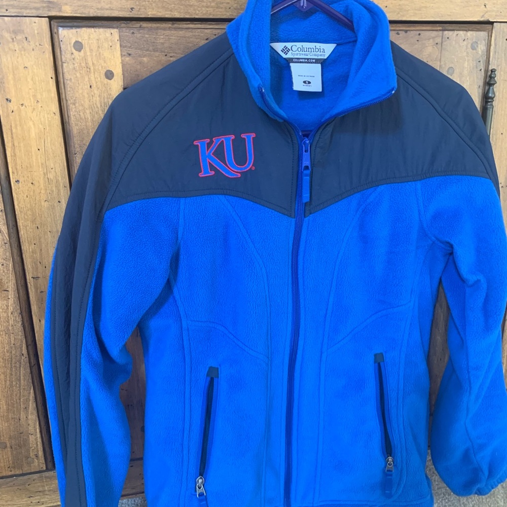 Women’s Columbia fleece.